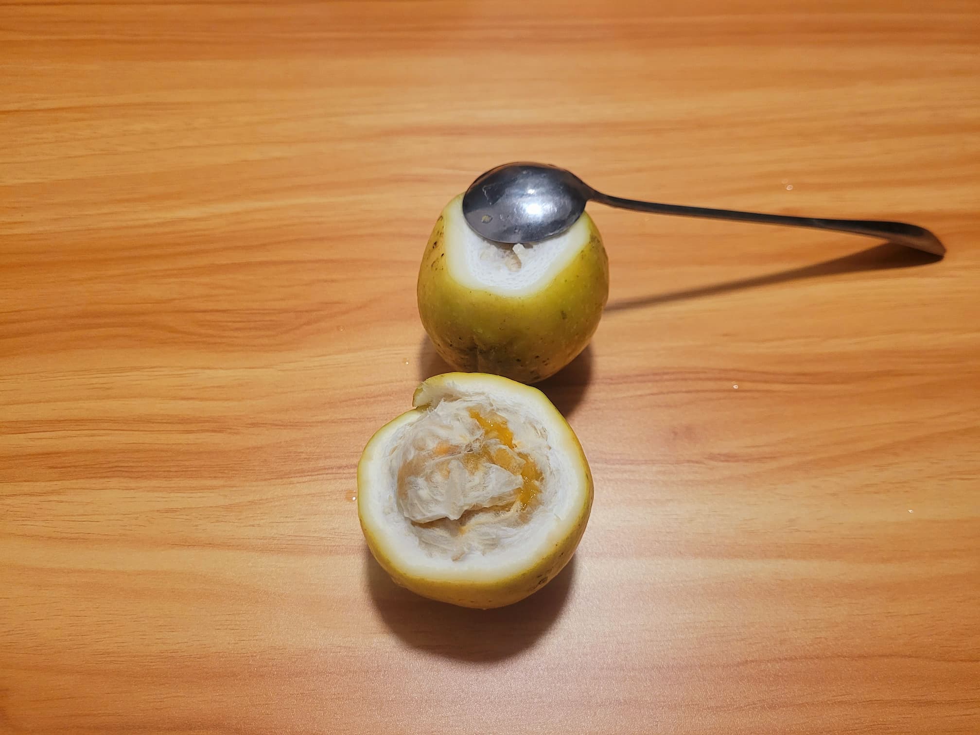 百香果的吃法：先批量切好皮，摆到桌上慢慢享用