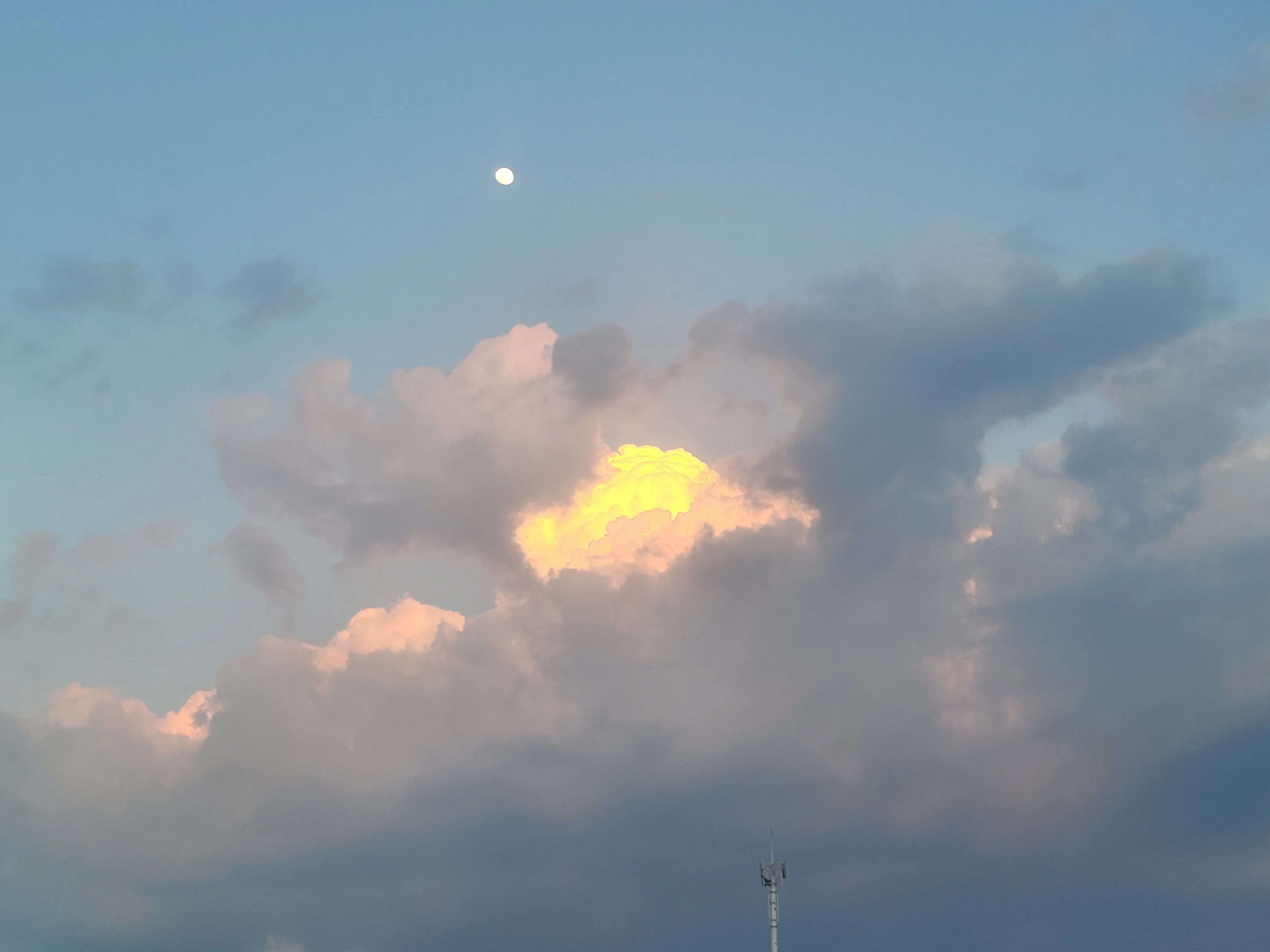 在砂之船奥莱停车场拍到的天空